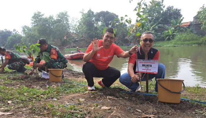Suparma Tanam Pohon, Tebar Benih Ikan Lestarikan Kali Surabaya HUT RI.