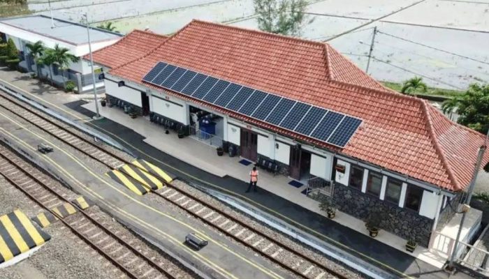 KAI Pasang Panel Surya di Seluruh Stasiun, Hemat Biaya Listrik hingga Miliaran Rupiah