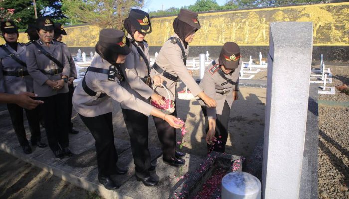 Peringati HUT ke-77, Polwan Polres Madiun Gelar Ziarah di TMP Kota Madiun
