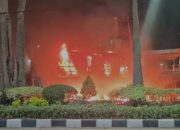 Kerusuhan di Surabaya: Massa Bakar Pos Polisi saat Aksi Solidaritas