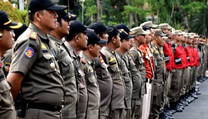 Satpol PP Surabaya Intensifkan Patroli Cegah Bahaya Benang Layangan di Jalan Raya
