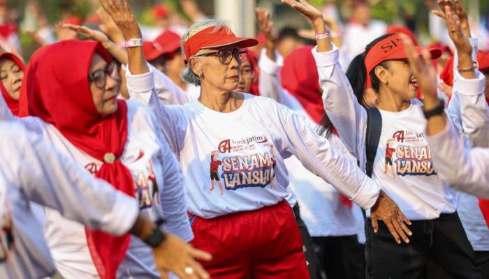 Balai Kota Surabaya Semarak oleh Senam Sehat Lansia