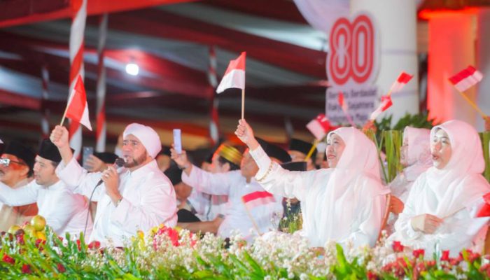 Rayakan HUT ke-80 RI, Ribuan Umat Padati Grahadi dalam Dzikir dan Sholawat Bersama