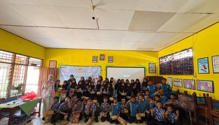 Tingkatkan Kesadaran Lingkungan, Pertamina Patra Niaga dan Mahasiswa PPNS Edukasi Siswa SDN 2 Remen Kelola Sampah