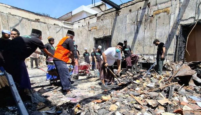 Ratusan Gus dan Santri Bersihkan Puing Kebakaran Gedung Grahadi