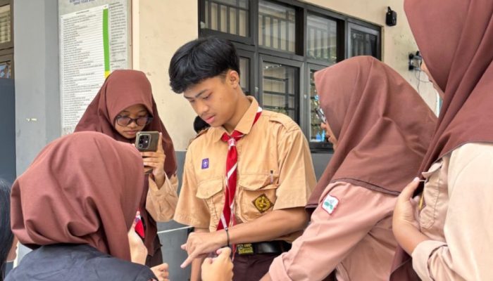 Pemilu Ramah Lingkungan: SMPN 50 Surabaya Wujudkan Demokrasi Tanpa Kertas