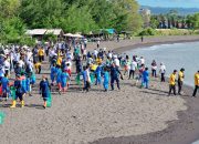 Peringati Hari Bersih-Bersih Sedunia, Pemkab Banyuwangi dan Ratusan Warga Gelar Aksi Bersih Pantai Seranite