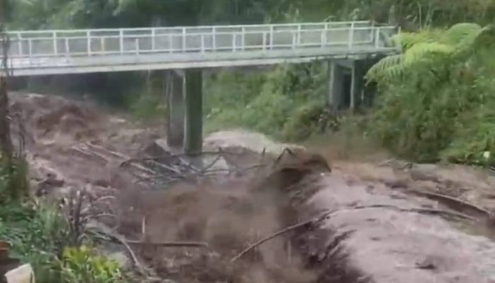 Kawasan Wisata Guci Tegal Diterjang Banjir Bandang