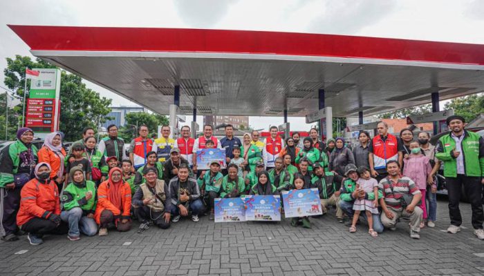 Peduli Ojol, Pertamina Patra Niaga Salurkan Bantuan Pendidikan di Surabaya