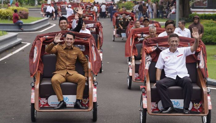 Presiden Prabowo Salurkan 100 Becak Listrik untuk Tukang Becak Tuban