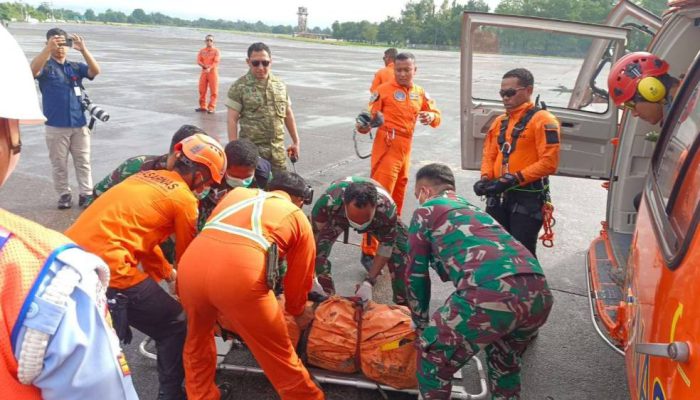 Hari Kelima Operasi SAR, Korban Pesawat ATR Dievakuasi Menggunakan Helikopter