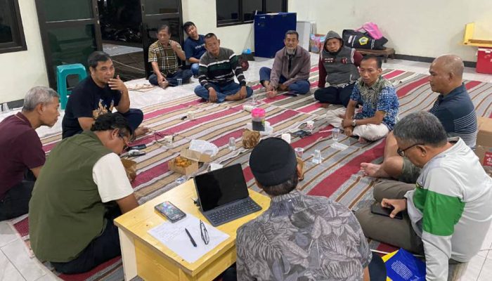 Warga GKA, Pemdes Yosowilangun, dan DLH Gresik Bersinergi Bersihkan TPS