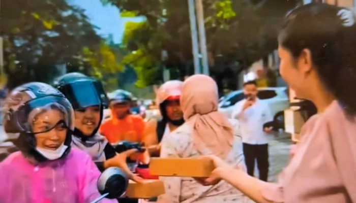 BRI HR Muhammad Surabaya Tebar Kepedulian Lewat Bagi-bagi Takjil