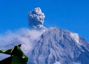 Semeru Erupsi Lima Kali pada Kamis, PVMBG Imbau Warga Jauhi Zona Bahaya