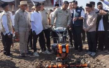 Modernisasi Pertanian, Yayasan STAPA Center dan HKTI Salurkan Alat Panen untuk 50 Gapoktan di Jawa Timur dan Jawa Tengah