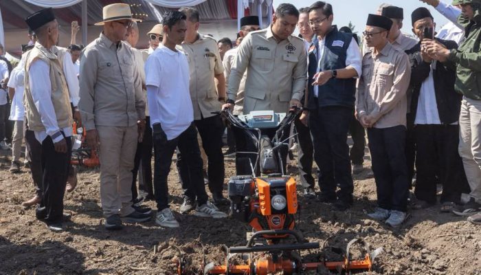 Modernisasi Pertanian, Yayasan STAPA Center dan HKTI Salurkan Alat Panen untuk 50 Gapoktan di Jawa Timur dan Jawa Tengah