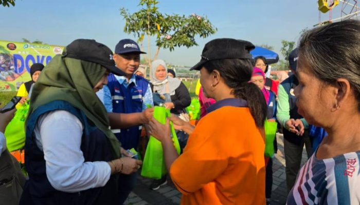 TPS Gandeng Baksose Suroboyo Gelar DOKAR di Lakarsantri, Warga Antusias Serbu Pangan Murah