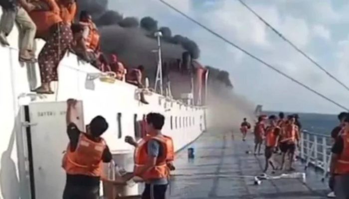 KMP Mutiara Santosa 2 Terbakar di Perairan Utara Madura, Sekitar 250 Penumpang Dievakuasi