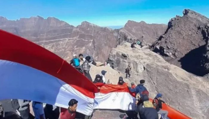 Semangat Kemerdekaan dari Puncak Raung, Ratusan Pendaki Bentangkan Merah Putih 81 Meter