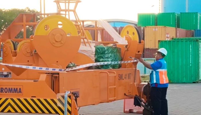 Percepat Arus Peti Kemas, Terminal Teluk Lamong Tambah Unit E-RTG Berbasis Listrik